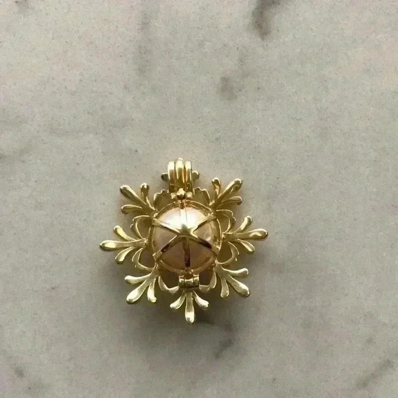 Snowflake❄️ Hollow Pendant - Picture 3 of 9